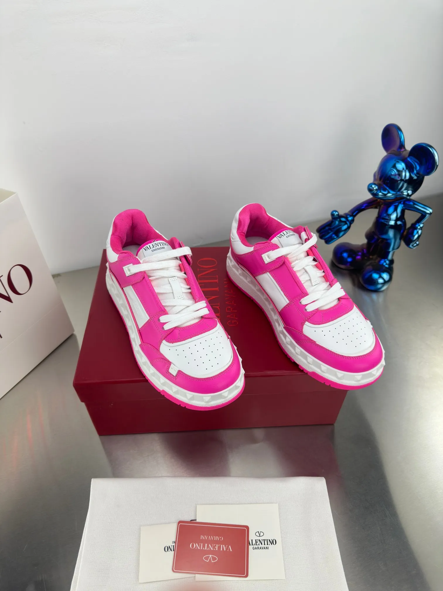 👟👟Ex-factory price 640👟👟 🔺Valentino🔺 Valentino VT 2024 early spring white shoes casual shoes! Top version!  Original 1:1 mold opening! Lasting + oil edge craftsmanship, classic splicing, fashionable and versatile, 🎁Full set of packaging at the same time at the counter. Fabric: Customized cowhide. Lining: Original breathable mesh. Outsole: Original TPU material outsole. Non-slip and wear-resistant. Size: Female 35-40! Male 39～45
